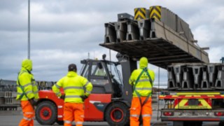A Linde E160 típusú e-targoncájának köszönhetően az Asset VRS munkatársai munka közben egyszerűbben és érthetőbben kommunikálhatnak egymással. A Linde Anyagmozgatás E160 típusú elektromos targoncája