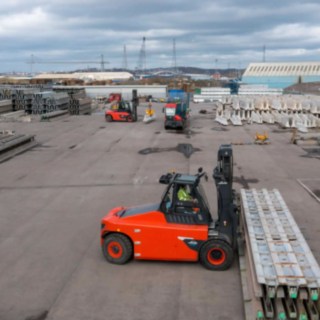 A Linde E160 típusú elektromos nehéztargoncája az Asset VRS vállalatnál gond nélkül képes akár 14,5 tonnás rakományok szállítására is. A Linde Anyamozgatás E160 típusú elektromos nehéztargoncája