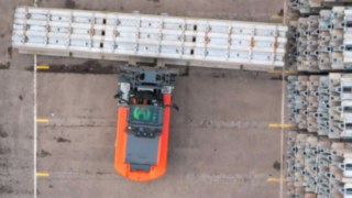 A Linde E160 típusú targoncája gond nélkül szállít akár 12 méter hosszú komponenseket is az Asset VRS létesítményeiben. A Linde Anyagmozgatás E160 típusú elektromos targoncája