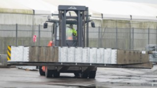 A Linde E160 típusú targoncája autópálya-védőkorlátokat rakodik az Asset VRS vállalatnál Walesben. A Linde Anyagmozgatás E160 típusú elektromos nehéztargoncája.