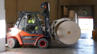 A Linde belsőégésű motoros targoncája tekercsfogókkal használat közben a Barcelona Cartonboardnál A Linde belsőégésű motoros targoncája tekercsfogókkal használat közben a Barcelona Cartonboardnál