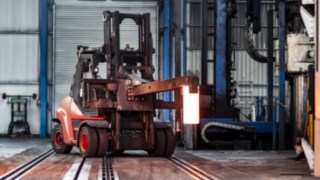 A Linde Anyagmozgatás dízelmotorral felszerelt emelővillás targoncája működés közben