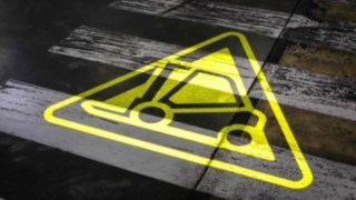 A fix figyelmeztető projektor sárga figyelmeztető szimbóluma. A fix figyelmeztető projektor sárga figyelmeztető szimbóluma.