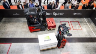 A Linde Anyagmozgatás két targoncája rakományt szállít a LogiMAT 2025 kiállításon.
