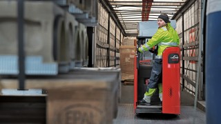 A DB Schenker egy alkalmazottja lefelé tolat a Linde D12 HP SP targoncával a rakodórámpáról. A DB Schenker egy alkalmazottja lefelé tolat a Linde D12 HP SP targoncával a rakodórámpáról.