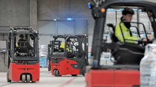 Három Linde anyagmozgató gép használatban a DB Schenker vállalatnál Három Linde anyagmozgató gép használatban a DB Schenker vállalatnál