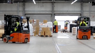 A Linde Anyagmozgatás különböző targoncái árukat szállítanak a DB Schenker raktárában. A Linde Anyagmozgatás különböző targoncái árukat szállítanak a DB Schenker raktárában.