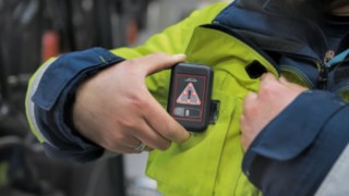 A DB Schenker alkalmazottai a Linde Safety Guard hordozható egységet viselik A DB Schenker alkalmazottai a Linde Safety Guard hordozható egységet viselik