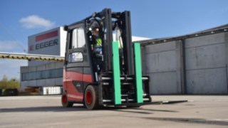 A Linde elektromos targoncája munka közben az Eggernél A Linde elektromos targoncája munka közben az Eggernél