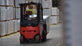 A Linde elektromos targoncája az Egger raktárában A Linde elektromos targoncája az Egger raktárában