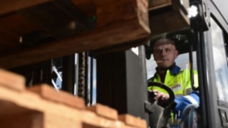 A Linde elektromos targoncája kirakodás közben A Linde elektromos targoncája kirakodás közben