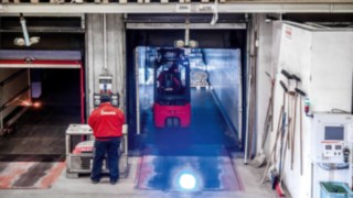 A Linde E16 a kétpedálos vezérlésnek köszönhetően pontos rakománykezelés biztosít a legszűkebb helyeken is. Biztonságos rakománykezelés a legszűkebb helyeken is a Linde Anyagmozgatás elektromos targoncáival