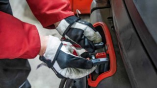A 16,3 kWh teljesítményű lítium-ion akkumulátorokat a munka szünetelése közben is töltik. Gyors töltés a Linde Anyagmozgatás lítiumion- technológiájának köszönhetően