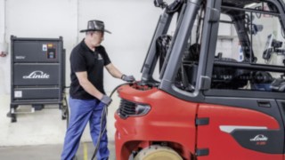 Az X35 részegységeit a jól bevált, nagy teljesítményű Linde Li-ion akkumulátor látja el energiával. Egy munkavállaló tölti a Linde X35 elektromos targoncáját