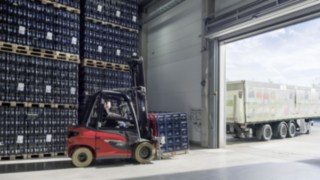 Az X35 kilátás és az ergonómia tekintetében is igazán meggyőző. A Linde X35 elektromos targoncája italos rekeszeket szállít az Ensinger vállalat raktárában