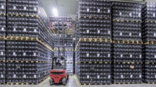 A Linde X35 elektromos targoncája italos rekeszeket rakodik az Ensinger vállalat raktárában