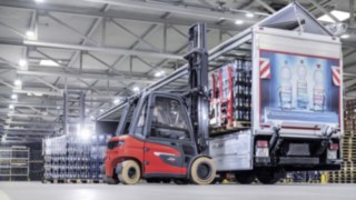 A Linde X35 elektromos targoncája az Ensinger italos rekeszeit rakodja fel egy teherautóra