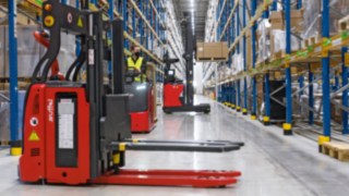 A Linde MH automatizált és kézi vezérlésű targoncái egy raktárban közlekednek.