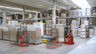 A Linde Anyagmozgatás L-MATIC sorozatú elektromos raklapemelői munka közben a Franz Veit vállalatnál
