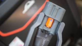 Az N20 komissiózó targonca lítium-ion akkumulátorának dugaszcsatlakozója Az N20 komissiózó targonca lítium-ion akkumulátorának dugaszcsatlakozója