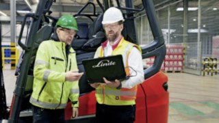 A Linde Safety Guard hét éve nyújt megbízható szolgáltatást a Heineken mindkét telephelyén. Két alkalmazott egy laptoppal a Linde Anyagmozgatás egy targoncája előtt áll