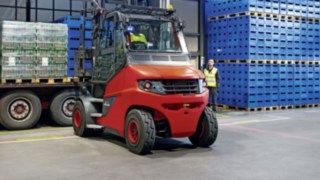 A Linde E80-as sorozatú targoncája kamiont rakodik meg