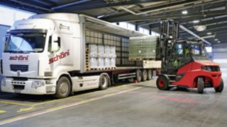 A Linde targoncája Heineken sörrel megrakott raklapokat rakodik egy kamionba