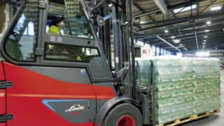 A Linde Safety Guard olyan bővítőmodulokkal egészíthető ki, mint a Linde Door Control. A Linde Anyagmozgatás E80-as sorozatú elektromos targoncája egy raklapnyi Heineken sört szállít.
