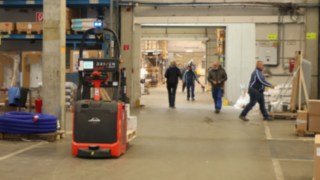 A Linde két L-MATIC magas emelésű elektromos raklapemelője évek óta megbízhatóan végzi a dolgát a HOLTER-nél Videó az L-MATIC magas emelésű elektromos raklapemelők HOLTER-nél történő használatáról