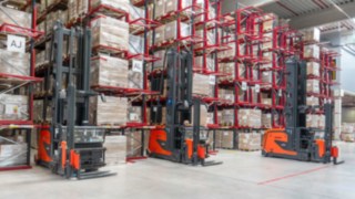 A Linde Anyagmozgatás három szűkfolyosós komissiózó targoncája a K2 Systems raktárában