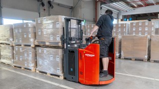 A K2 Systems raktárosa egy Linde D12 HP SP sorozatú kétszintes rakodót kezel.