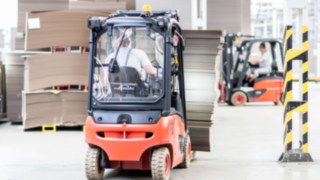 A Linde elektromos targoncája munka közben a Werner Kenkelnél A Linde elektromos targoncája munka közben a Werner Kenkelnél