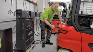 A lítiumion-akkumulátor, a 90 voltos technológia és az új szinkronreluktancia-motorok kombinációja maximális teljesítményt biztosít az Xi20 P sorozatnak. Thomas Lüssen egy Linde Xi20 P sorozatú targoncát rakodik meg.