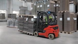 A Linde Xi20 P sorozatú elektromos targoncája minden tekintetben bevált a Klingele vállalatnál. A Linde Xi20 P sorozatú elektromos targoncája a Klingele használatában.