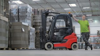 Thomas Lüssen, a Klingele munkatársa örvend a Linde Xi20 P sorozatra jellemző nagyobb belső térnek és kényelemnek. Thomas Lüssen raktáros a Xi20 P mellett áll.