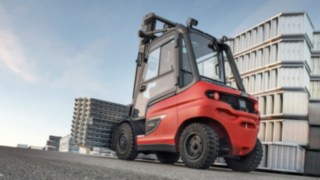 A Layher állványozó szakemberei valós körülmények között tesztelik a Linde X50 előszériás egységét. A Layher állványozó szakemberei valós körülmények között tesztelik a Linde X50 előszériás egységét.