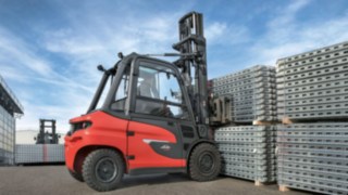 A Linde X50 működés közben a Wilhelm Layher GmbH & Co KG vállalatnál. A Linde X50 működés közben a Wilhelm Layher GmbH & Co KG vállalatnál.