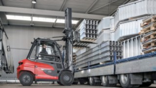 Még a nehéz, terjedelmes rakományok – például az akár 10 méter hosszú, acélrácsos gerendák – sem jelentenek problémát a Linde X50 számára. Még a nehéz, terjedelmes rakományok – például az akár 10 méter hosszú, acélrácsos gerendák – sem jelentenek problémát a Linde X50 számára.