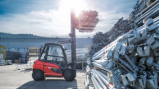 A Linde X targoncái ugyanazokat a terheket viselik, mint belső égésű motoros társaik. A Linde X targoncái ugyanazokat a terheket viselik, mint belső égésű motoros társaik.