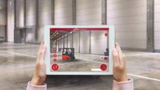A Linde Showroom alkalmazása egy raktárcsarnokba vetíti az E16-ost A Linde Showroom alkalmazása a tabletről egy raktárcsarnokba vetíti az E16-ost.