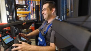 A Linde K sorozatú kombinált járművének ergonomikus kezelőpultja