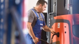 A Linde Li-ion technológiával működő szűkfolyosós berendezése