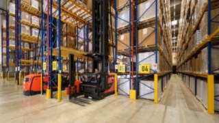 A Linde K kombinált járműve nagy rakodási teljesítményt tesz lehetővé a LINHARDT magasraktárában. A Linde Material Handling K sorozatú kombinált járműve működés közben a LINHARDT vállalatnál