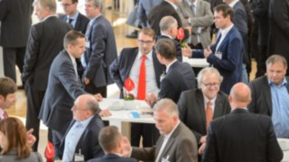 Hálózatépítés a 6. Material Handling Symposium 2017-en A résztvevők beszélgetés közben a 6. Material Handling Symposium 2017-en