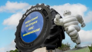 A Michelin-bábu figurája a Michelin Tyre PLC stoke-on-trenti gyára előtt.
