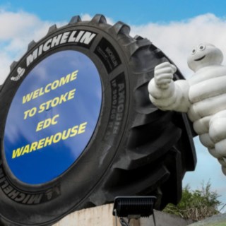 A Michelin-bábu figurája a Michelin Tyre PLC stoke-on-trenti gyára előtt.