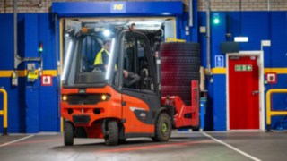 A Michelin Tyre PLC munkatársa a Linde Anyagmozgatás targoncájával tolat.