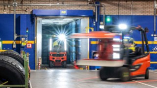 A Linde Anyagmozgatás targoncája használat közben a Michelin Tyre PLC vállalatnál.