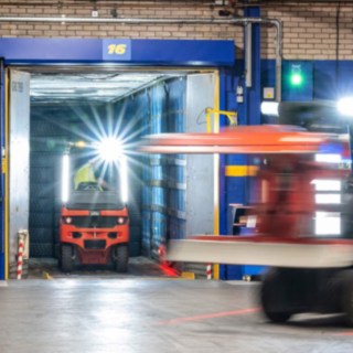 A Linde Anyagmozgatás targoncája használat közben a Michelin Tyre PLC vállalatnál.