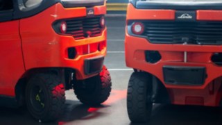 Linde Reverse Assist Radar két Linde E20-as ellensúlyos targonca hátulján.